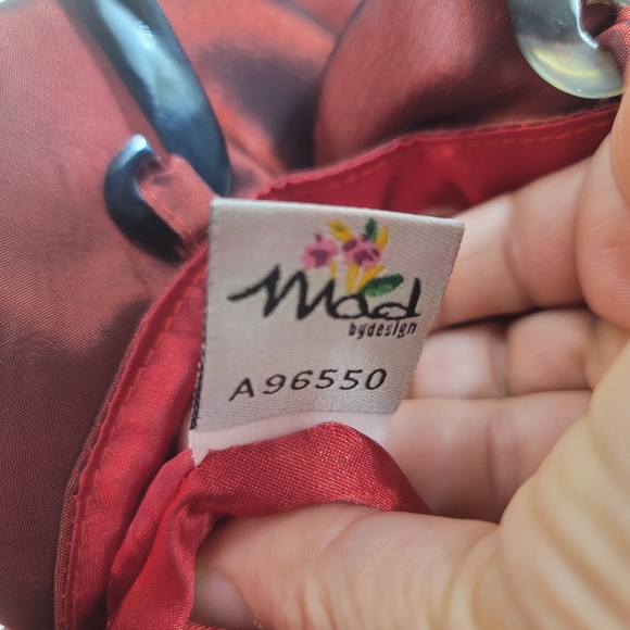 NWOT.  Mod by design Poinsettia Handbad.  (789) - Picture 2 of 12